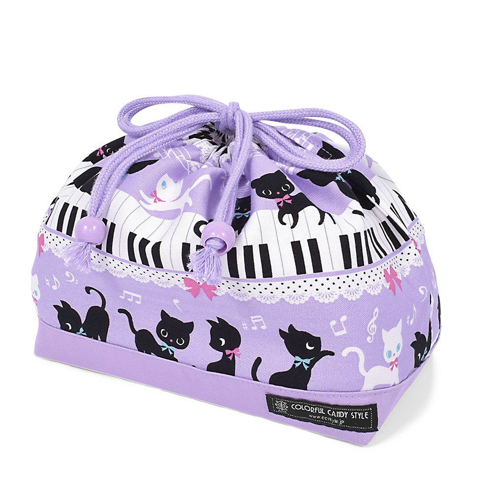 巾着　中　マチ有りお弁当袋(ネームタグ付き)　ピアノの上で踊る黒猫ワルツ(ラベンダー) × オックス・ラベンダー_1